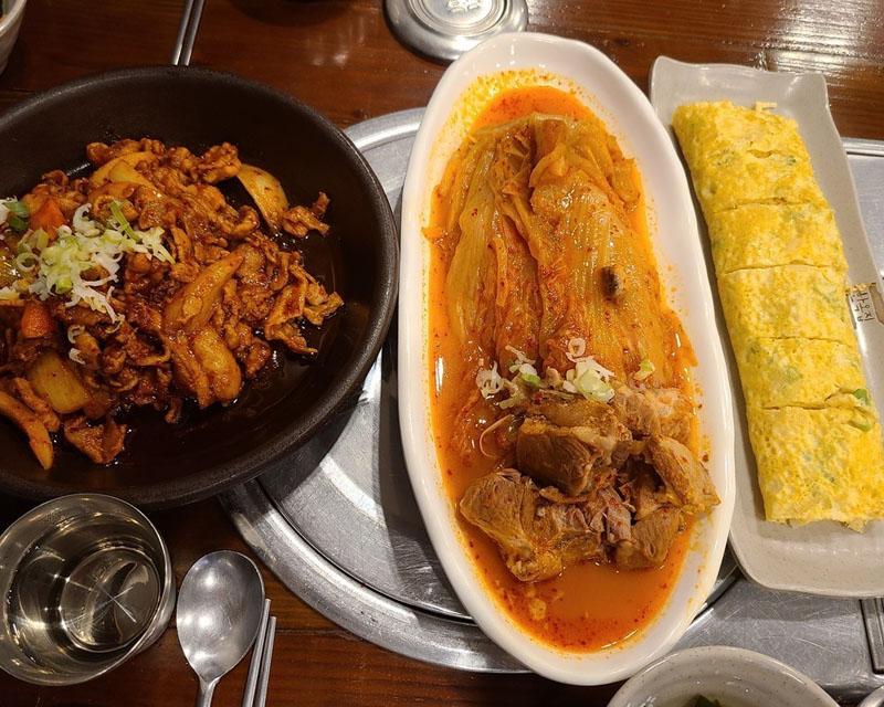 กิมจิจิม+หมูผัดพริก+ไข่ม้วน (김치찜+두루치기+계란말이)