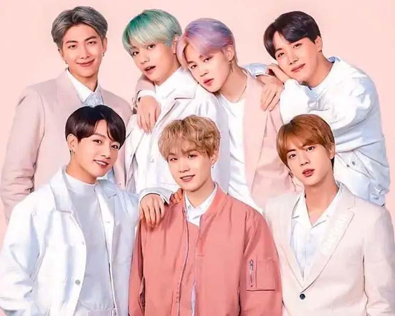 一組韓國男團的合照，身穿休閒服裝，呈現親和的團體形象。