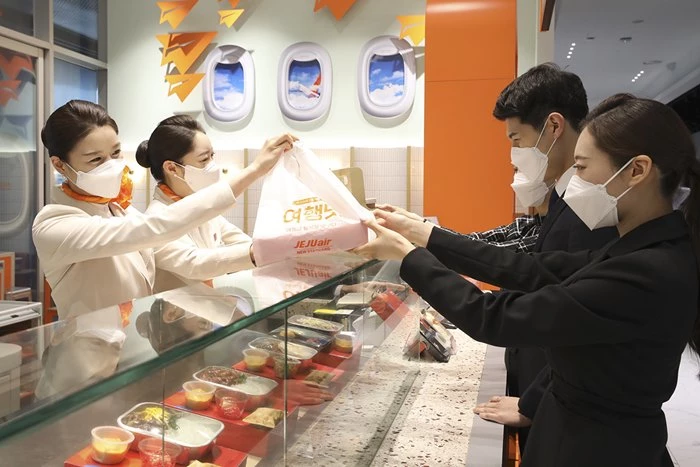 濟州航空快閃店,空服員正將包裝好的機內餐點遞給顧客