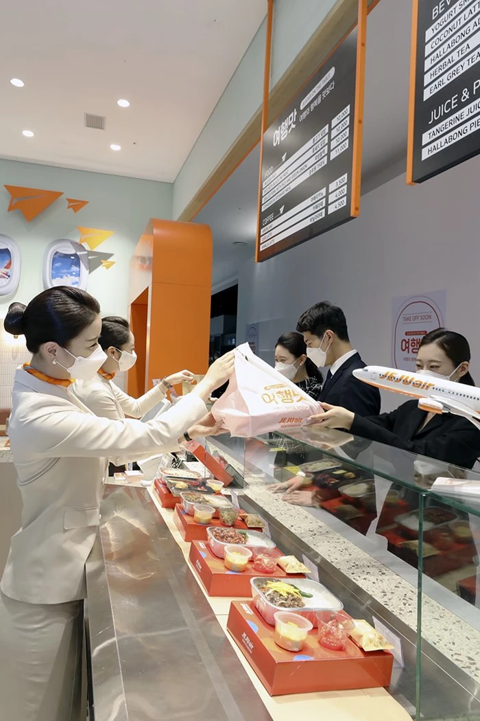 濟州航空快閃店內空服員正在為顧客打包機內餐點