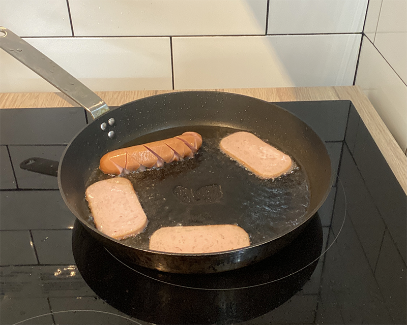 Frying three slices of Baek Jong-won