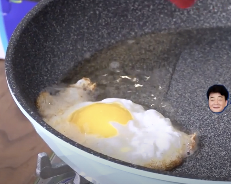 Frying an egg for BTS x Baek Jong-won