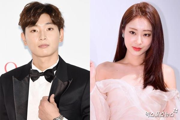 xportsnewsの記事から、フォーマルな装いで写るグループ2AMの元メンバー、チョン・ジヌンと9Musesの元メンバー、パク・ギョンリの写真。ジヌンはタキシード、ギョンリはベージュのドレスを着ている。