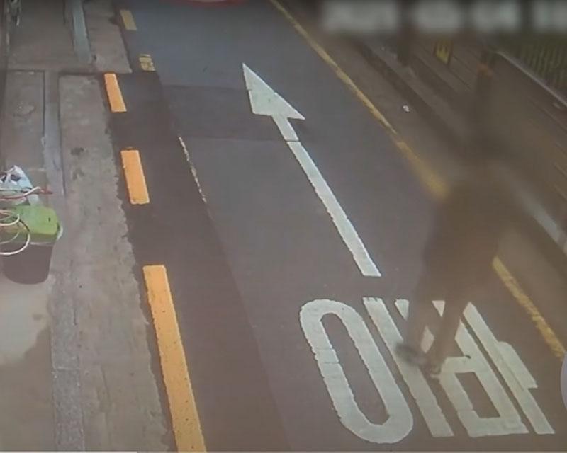 ชายเดินเข้าซอย