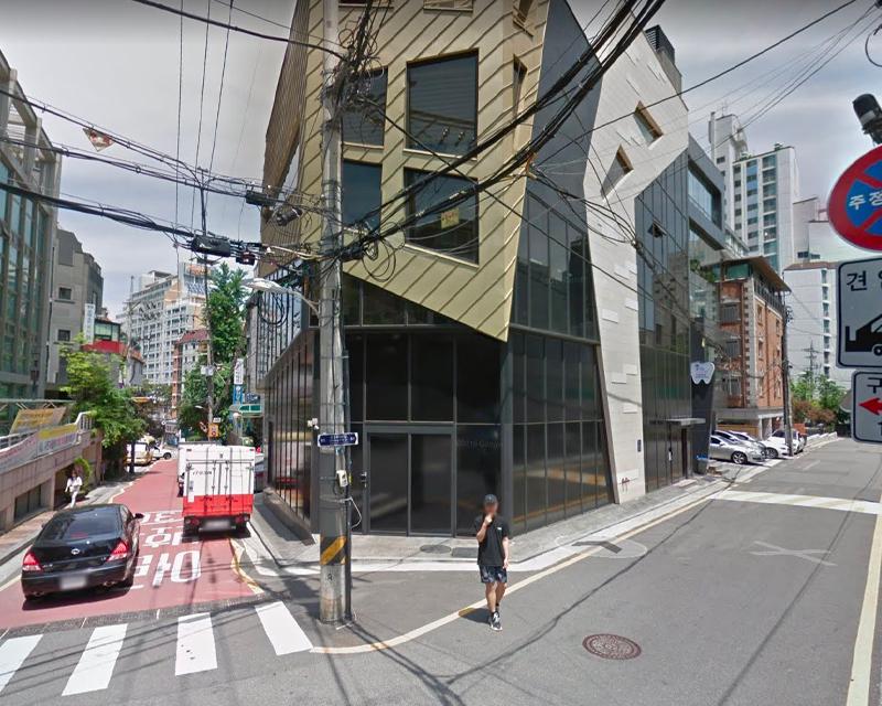 在全景地圖模式中的一位男士，站在城市的街道拐角處。