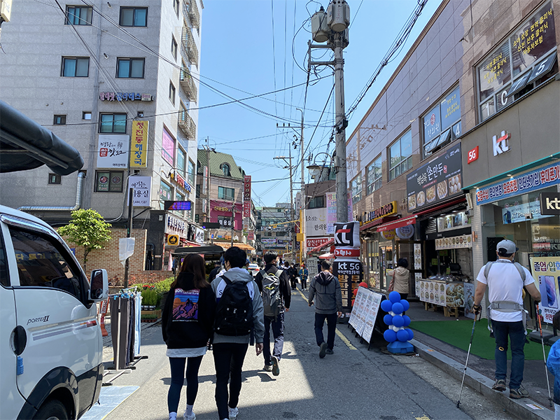 首爾某商業區的行人街道景觀，高樓林立，提供了當地商業活動的感受。