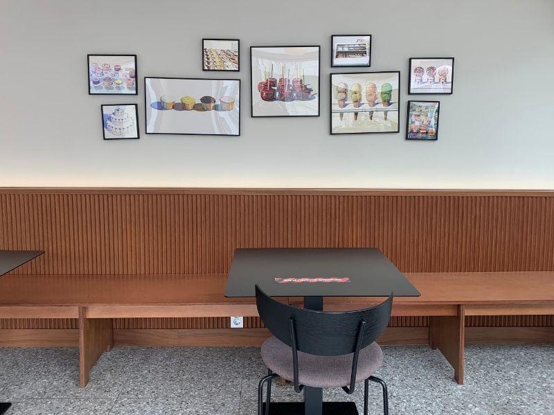 chỗ ngồi ở tầng 3 ở Randy's Donuts Yeonnamdong