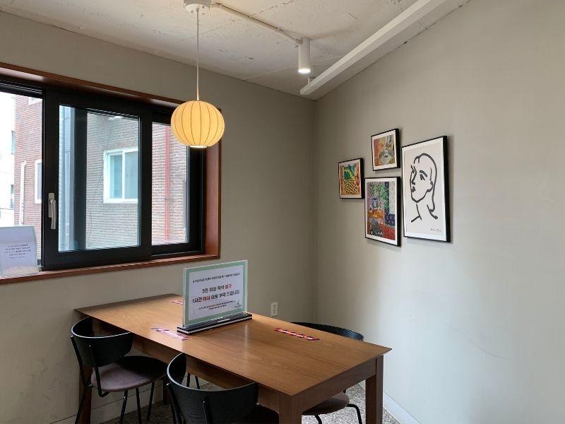 chỗ ngồi cho 4 người ở Randy's Donuts Yeonnamdongng