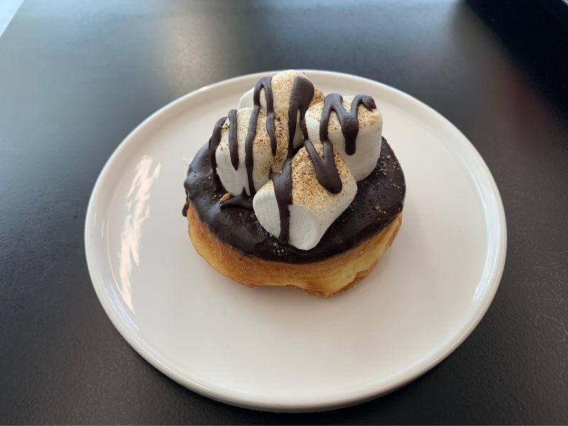 S'mores Raised Donut (3,300 won) ở randy's donuts