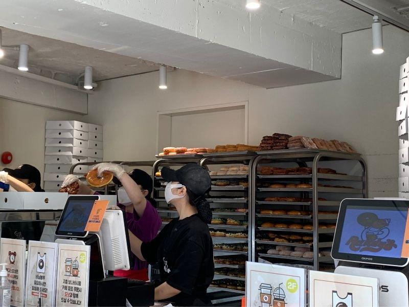 nhân viên đang xếp bánh cho khách Randy's Donuts Yeonnamdong