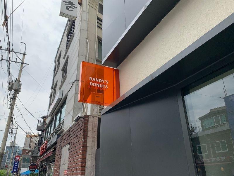 bên ngoài Randy's Donuts Yeonnamdong