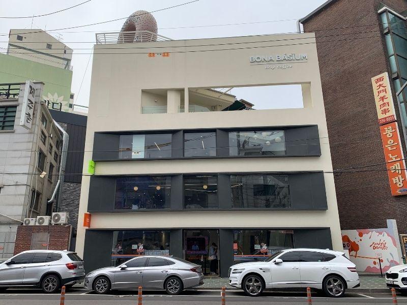 bên ngoài Randy's Donuts Yeonnamdong