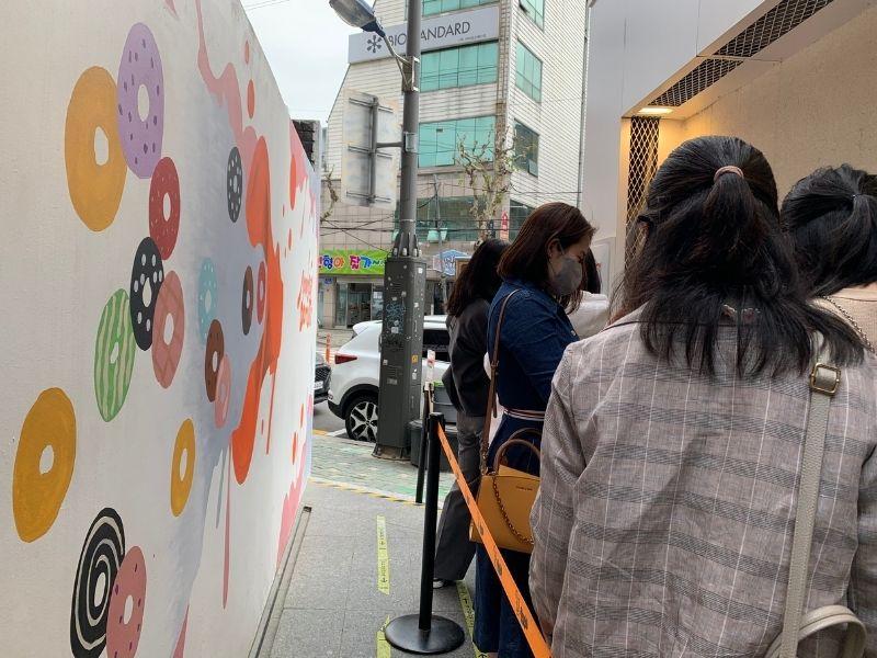 xếp hàng mua donut ở Randy's Donuts Yeonnamdong