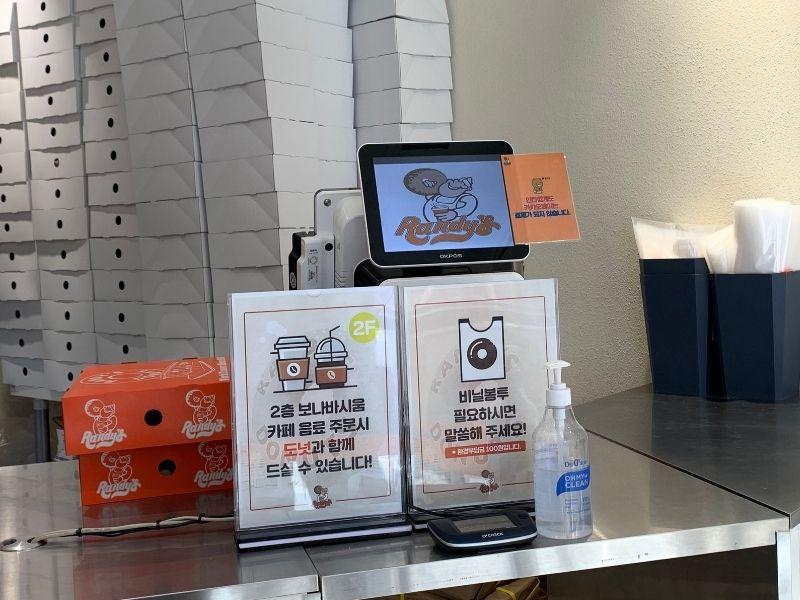 quầy thanh toán ở Randy's Donuts Yeonnamdong