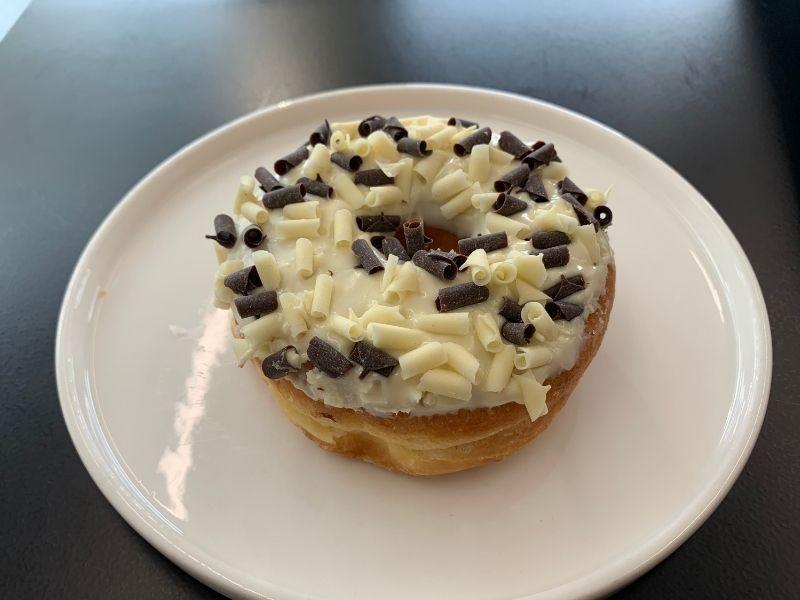 White Ganache Raised Donut (3,300 won) ở randy's donut yeoonamdong