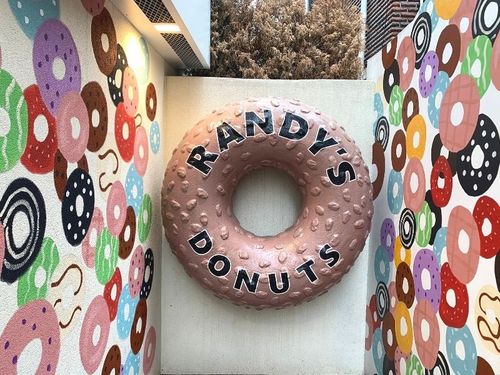 bánh donut khổng lồ ở Randy's Donuts Yeonnamdong