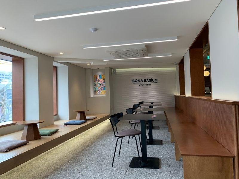 không gian cafe ở Randy's Donuts Yeonnamdong