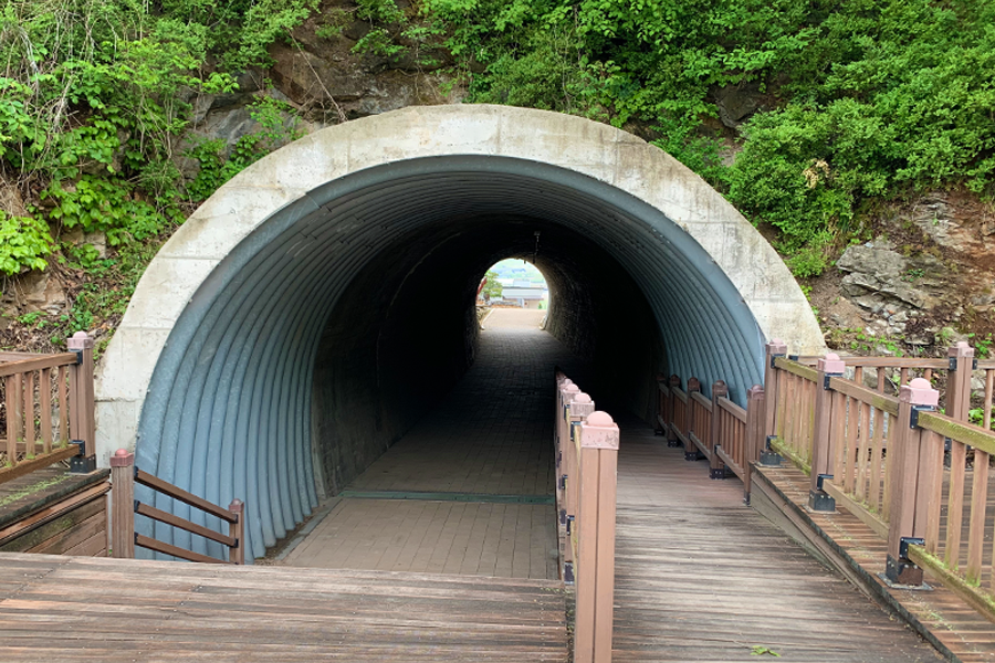 通往嶋潭三峰的隧道入口