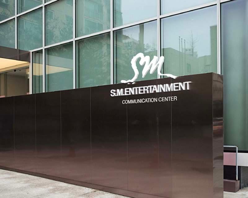 ภายนอกอาคารสำนักงาน SM Entertainment บริษัทบันเทิงของเกาหลีใต้ที่มีชื่อเสียงด้านการจัดการศิลปินมากมาย