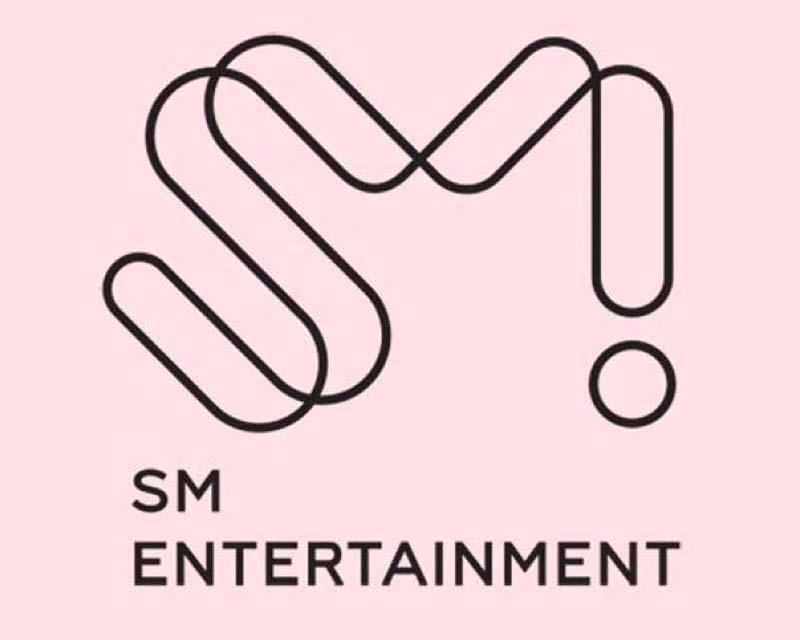 โลโก้ของบริษัท SM Entertainment บนพื้นหลังสีชมพูที่แสดงถึงบริษัทบันเทิงเกาหลีที่มีชื่อเสียง