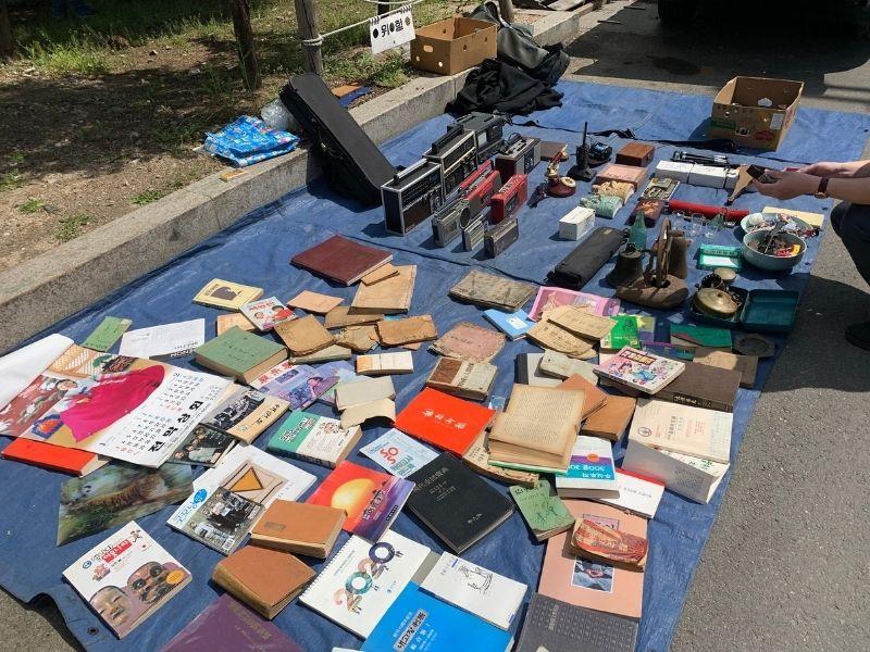 Seoul Folk Flea Market vintage things on the floor on sale