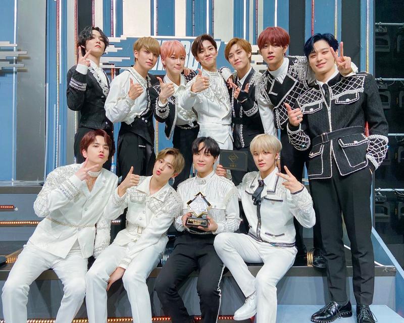 สมาชิกวง The Boyz สวมชุดคอนเซ็ปต์สีขาวและดำ ถือถ้วยรางวัลในรายการ Road to Kingdom, ไม่มีเชื้อโควิด-19