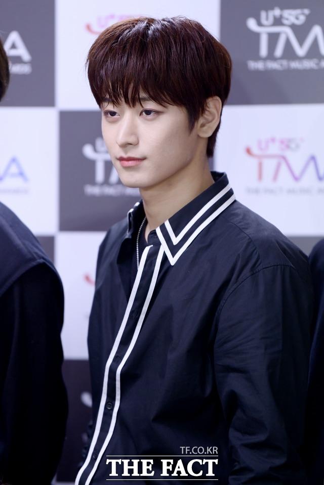 THE BOYZジュヨン、Mnet『KINGDOM』撮影に参加するメンバーの記者会見中、黒いシャツを着ている