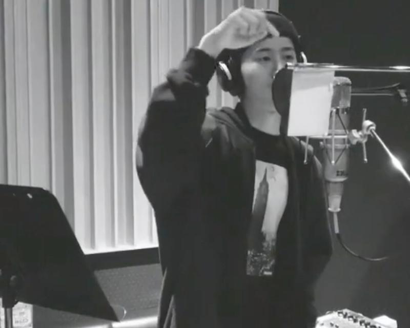 ศิลปิน B.I กำลังอัดเสียงเพลงในสตูดิโอที่มีอุปกรณ์บันทึกเสียงอย่างมืออาชีพ