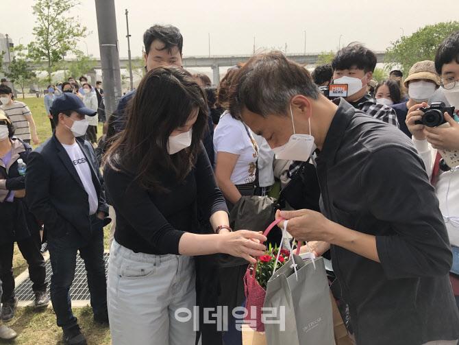 ソウル市盤浦漢江公園で故·ソン·ジョンミンさんの父がカーネーションとプレゼントを受け取る様子