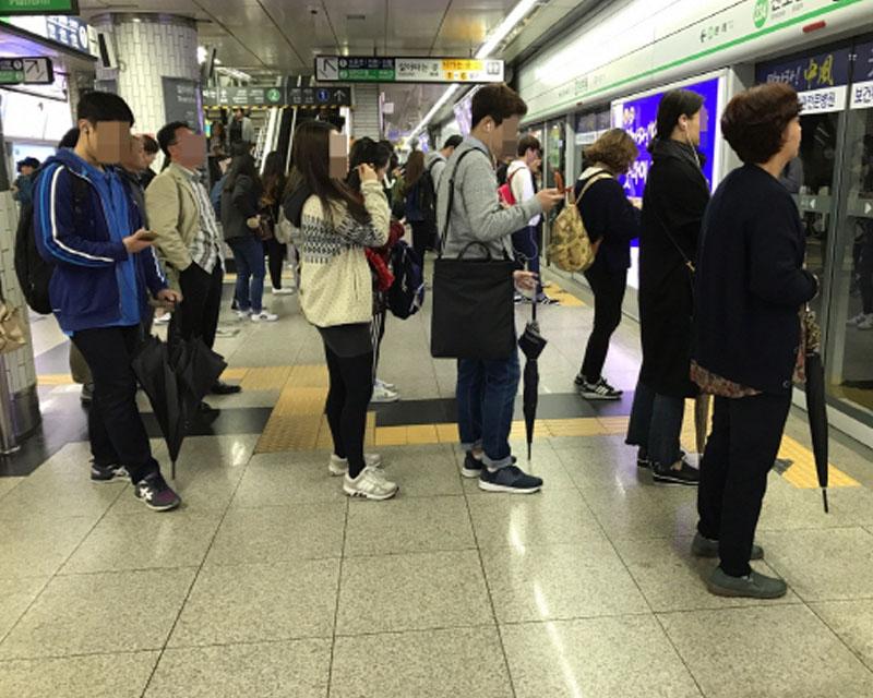 คนเกาหลีพกร่ม