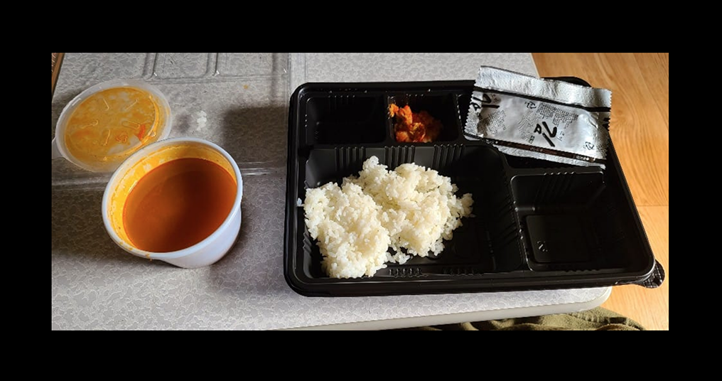 อาหารกลางวันข้าวและซุปที่เสิร์ฟให้ทหารเกาหลีซึ่งได้รับการวิจารณ์เรื่องคุณภาพต่ำกว่ามาตรฐาน