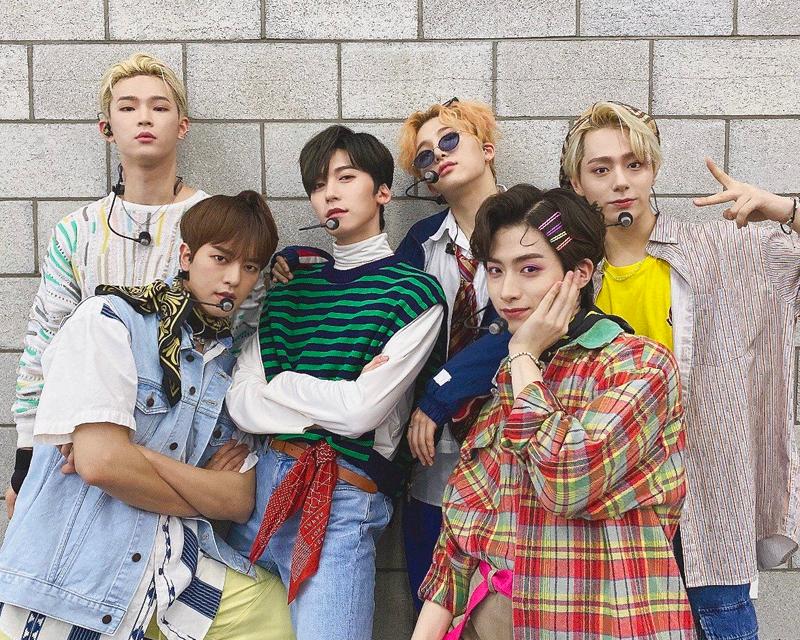 ONEUS ในการถ่ายภาพเซลฟี่หลังเวที ด้วยเสื้อผ้าลายสีที่โดดเด่นและสวยงาม