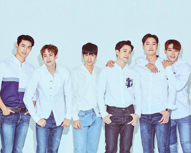 ภาพคอลเลคชั่นใหม่ของวง 2PM ในลุคที่นุ่มนวลและอบอุ่นในห้องสตูดิโอขาว