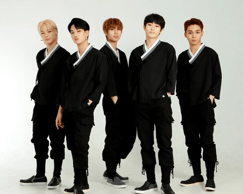 Withus กับภาพมินิมอลในสตูดิโอที่สว่างสดใสแสดงถึงแฟชั่นใหม่ของพวกเขา