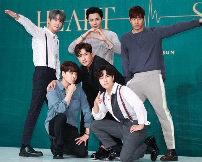 Shinhwa กับท่าทางที่มั่นใจในชุดลุคที่มีความสบายและอุ่นใจในภาพถ่ายกลุ่ม