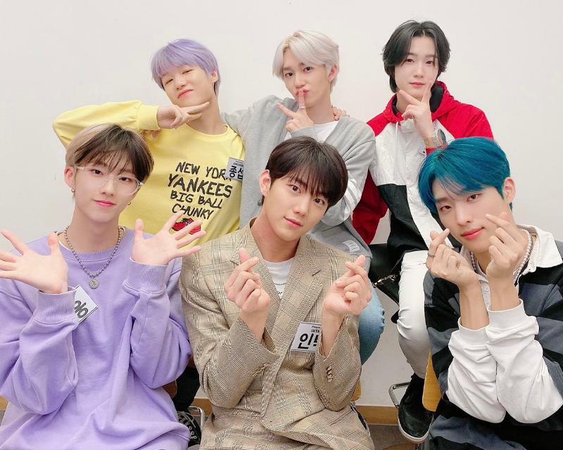 สมาชิก P1HARMONY ในการถ่ายภาพกลุ่มชุดลายสวยงามในสตูดิโอที่โปร่งแสง