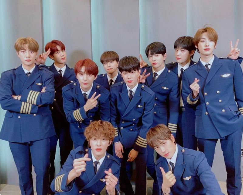 Golden Child ในลุคเรียบร้อยและสไตล์เป็นกันเอง แต่งด้วยเสื้อผ้าสีขาวสะอาดตา