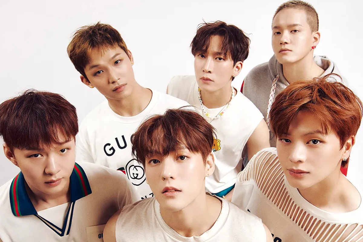 BTOB 團名成員們以非正式的服裝風格一起站立，背景簡單，以展示他們團結友愛的形象和魅力。