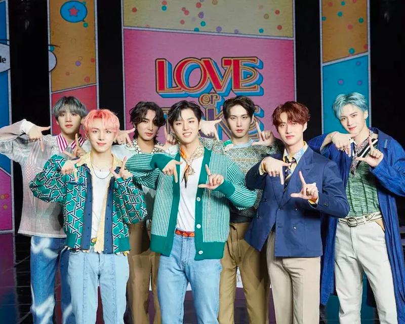 PENTAGON บนเวทีการแสดงที่ยอดเยี่ยมในลุคที่หนักแน่นและเข้มแข็ง