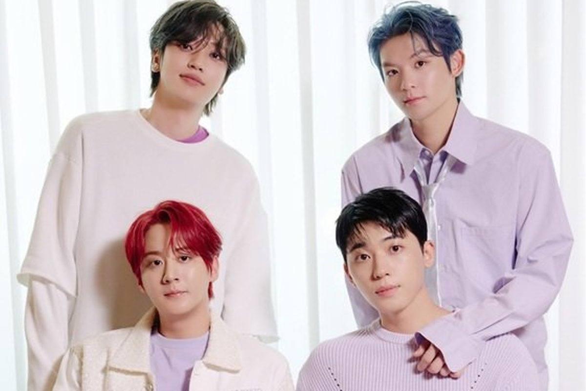 韓國最受歡迎男團之一 TEEN TOP 的宣傳照片，穿著潮流服裝，背景為白色，展現團體魅力。