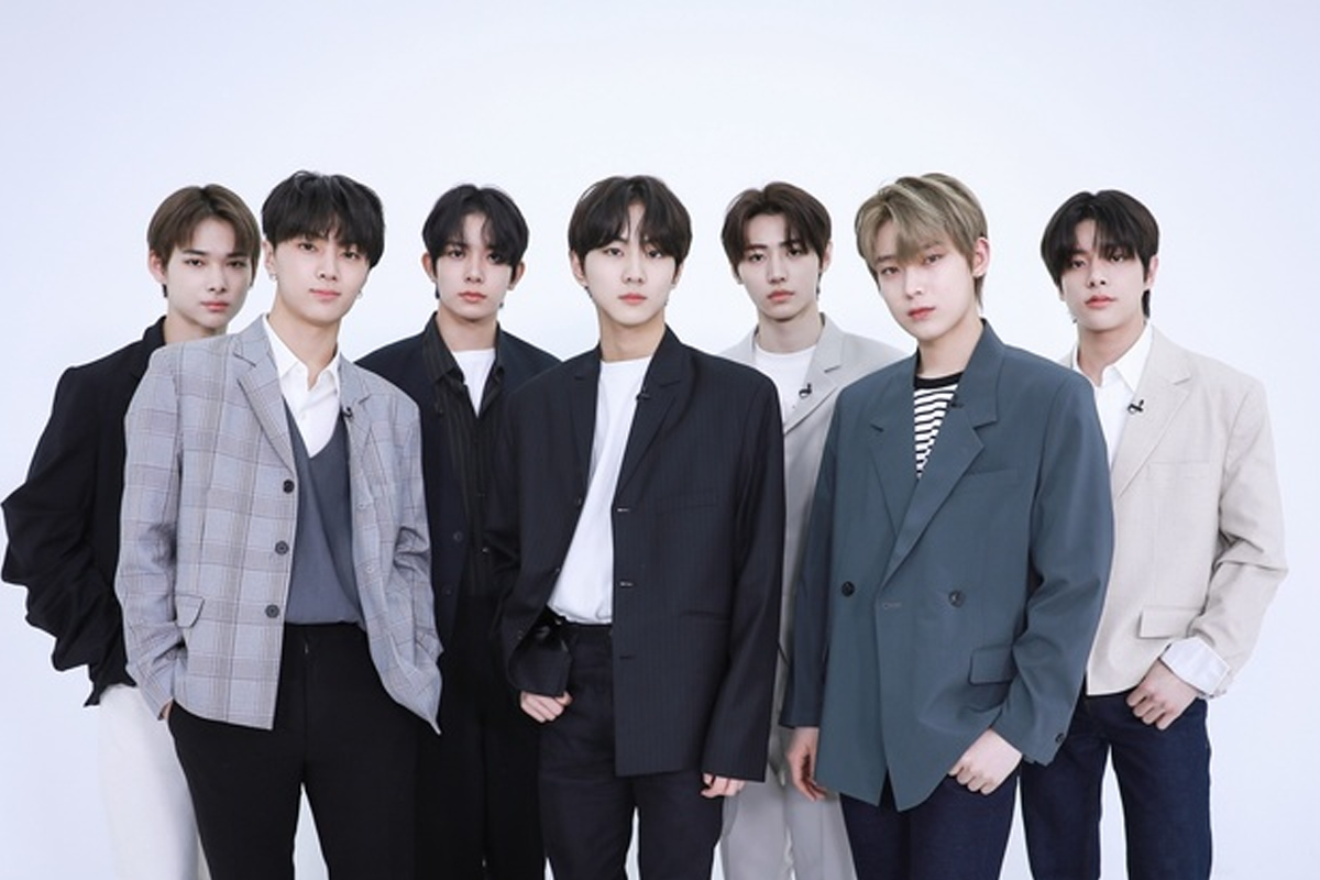 ENHYPEN 的團體照，成員穿著時尚的休閒西裝，站在簡約背景中，展示年輕活力及整齊劃一的形象。