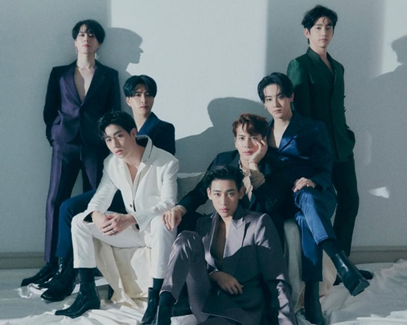 สมาชิก GOT7 ถ่ายภาพกลุ่มด้วยท่าทางที่ผ่อนคลายและเป็นมิตรในห้องสตูดิโอขาวสะอาด