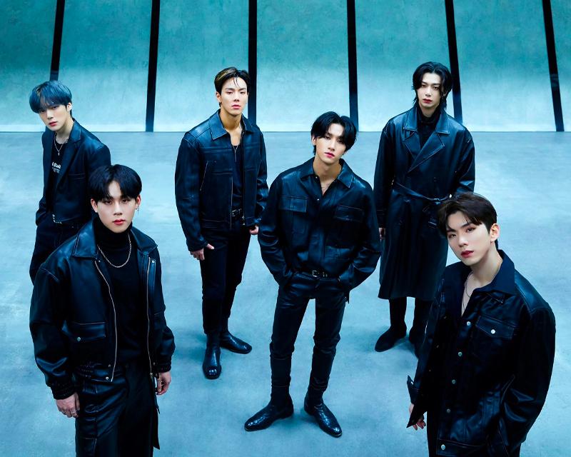 MONSTA X กับชุดแฟชั่นที่เข้มข้นในบรรยากาศการถ่ายภาพที่มีสีสันและน่าตื่นเต้น