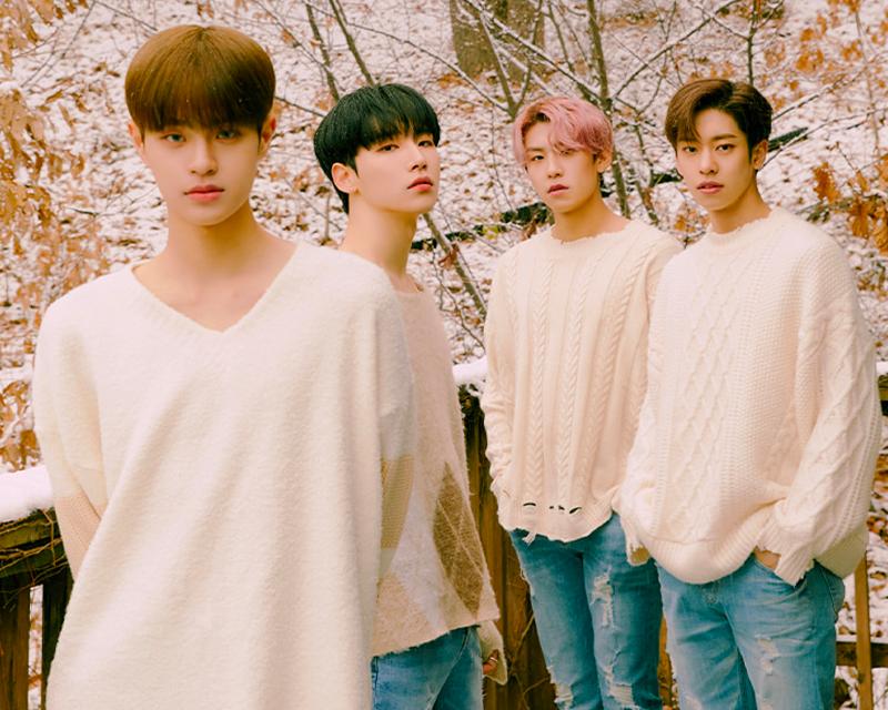 AB6IX ในการถ่ายภาพกลุ่มในบรรยากาศที่ร่าเริงและน่ารักในความหลากหลายของสีเสื้อผ้า