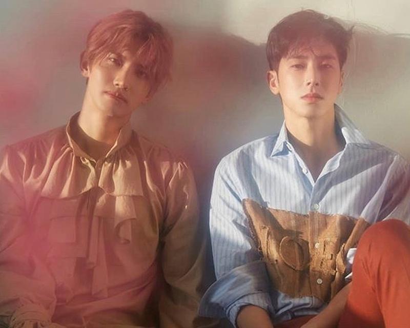 TVXQ ในลุคสุดเข้มขลังกำลังยืนอยู่ภายในห้องสตูดิโอบนโทนสีคลาสสิก