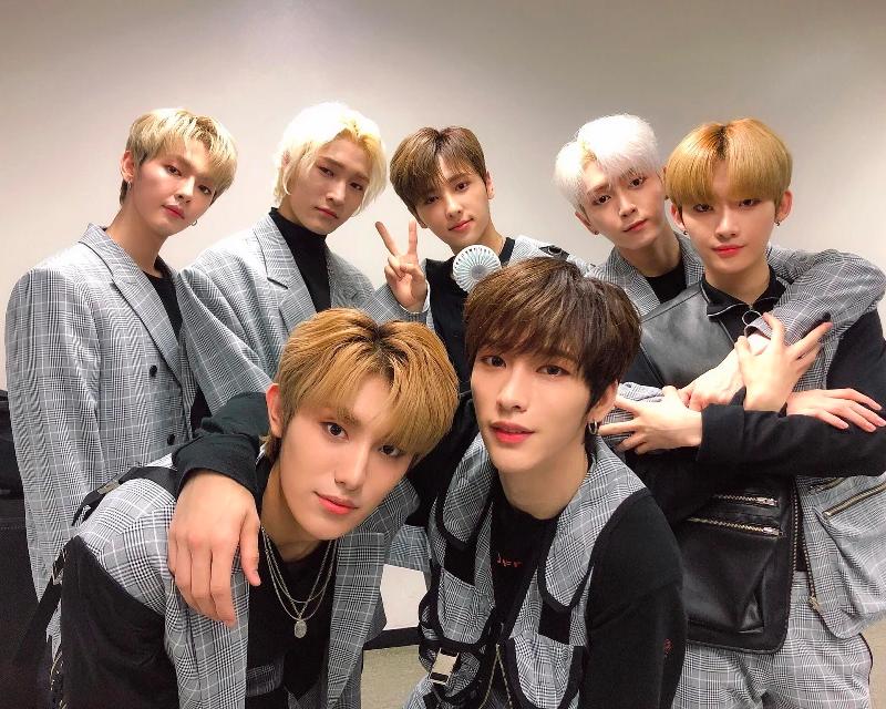 OnlyOneOf ในการจัดแสดงเสื้อผ้าแนวร่วมสมัยในห้องสตูดิโอขนาดใหญ่