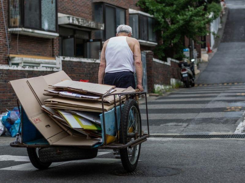 Rất nhiều người cao tuổi làm việc ở hàn quốc