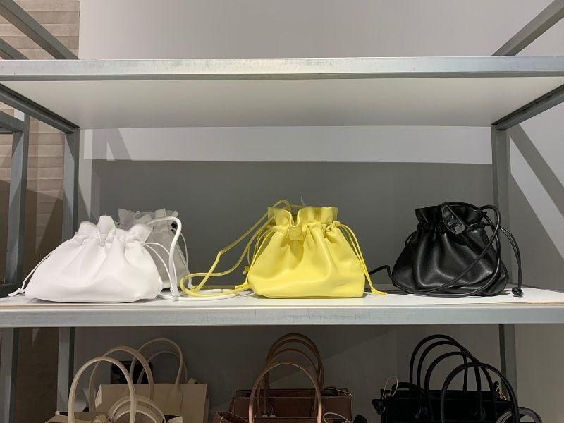 túi xô được bán hàn quốc, mẫu túi xách đang là xu hướng ở Hàn