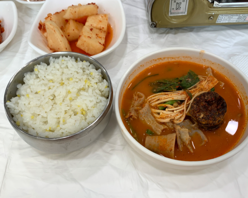 Món lẩu gopchang sundae nhồi tỏi ăn cùng cơm trắng ở quán Sundae chungcheong-do, Danyang