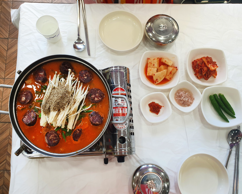 Món lẩu gopchang sundae nhồi tỏi ở quán Sundae chungcheong-do, Danyang